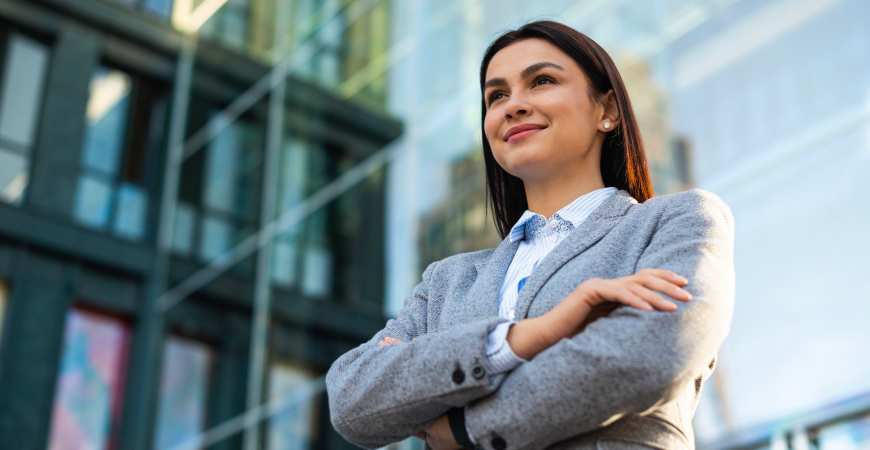 Profissional em ambiente corporativo representando Abertura de Empresas Etapas e definição do tipo societário adequado