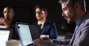 Profissional em ambiente corporativo utilizando notebook sobre Certificado Digital Conceito Finalidade e segurança eletrônica