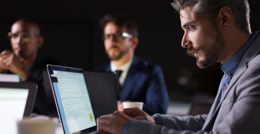Profissional em ambiente corporativo utilizando notebook sobre Certificado Digital Conceito Finalidade e segurança eletrônica