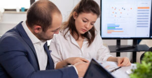 Profissionais analisando documentos sobre Conciliação Bancária e Organização contábil na gestão empresarial