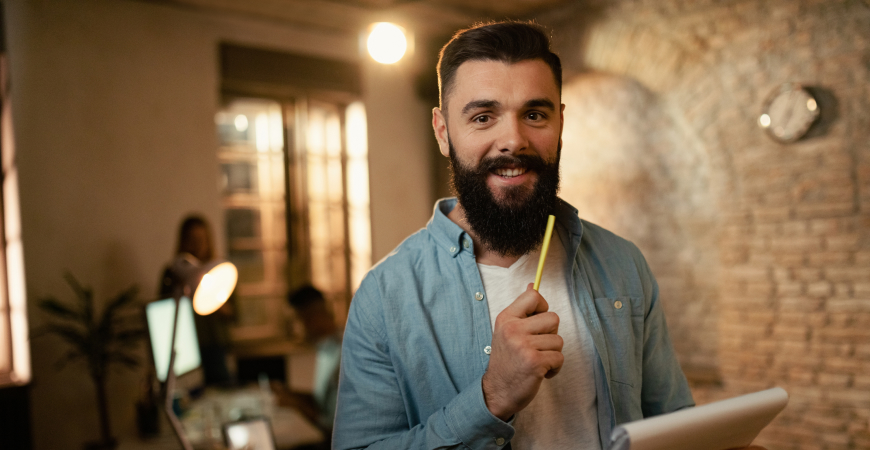 Profissional em ambiente corporativo representando Crédito do Trabalhador Conforme a legislação vigente e os descontos em folha