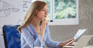 Profissional analisando documentos sobre Imposto de Renda principais obrigações e exigências fiscais